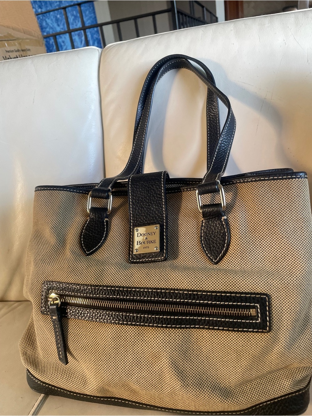 🦆💪 - Dooney & Bourke Beige Canvas Tote with Black Leather Accents - HARDY! 🖤🤎🖤
